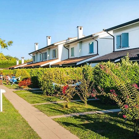 Terraced House In The Ca' Del Pino Holiday Complex With Communal Pool In Bibione Luaran gambar