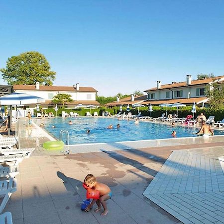 Terraced House In The Ca' Del Pino Holiday Complex With Communal Pool In Bibione Luaran gambar