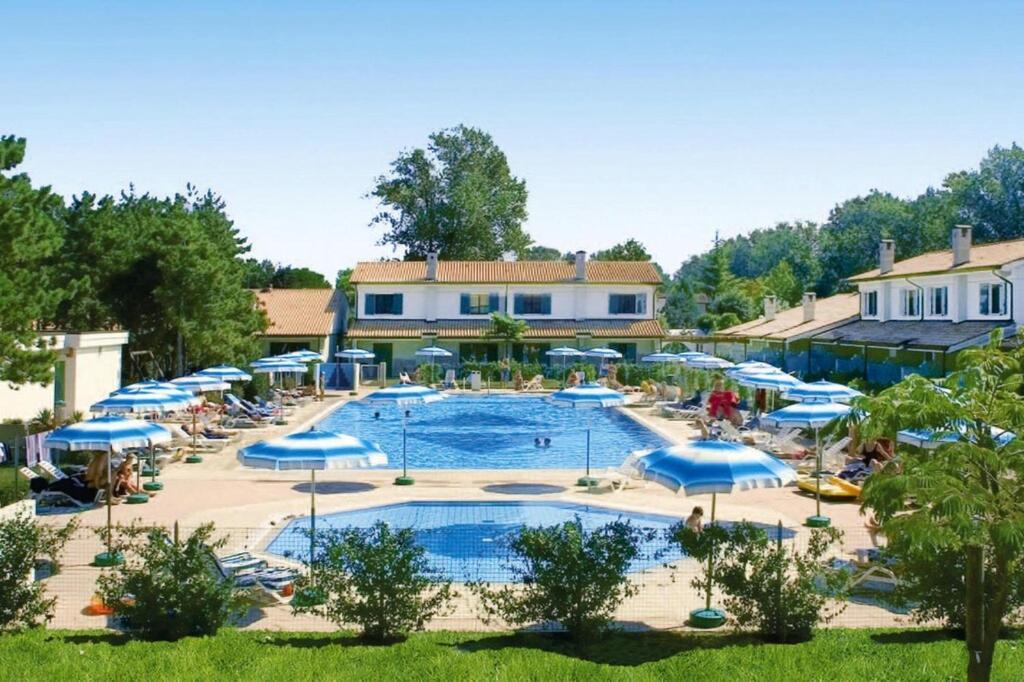 Terraced House In The Ca' Del Pino Holiday Complex With Communal Pool In Bibione Luaran gambar