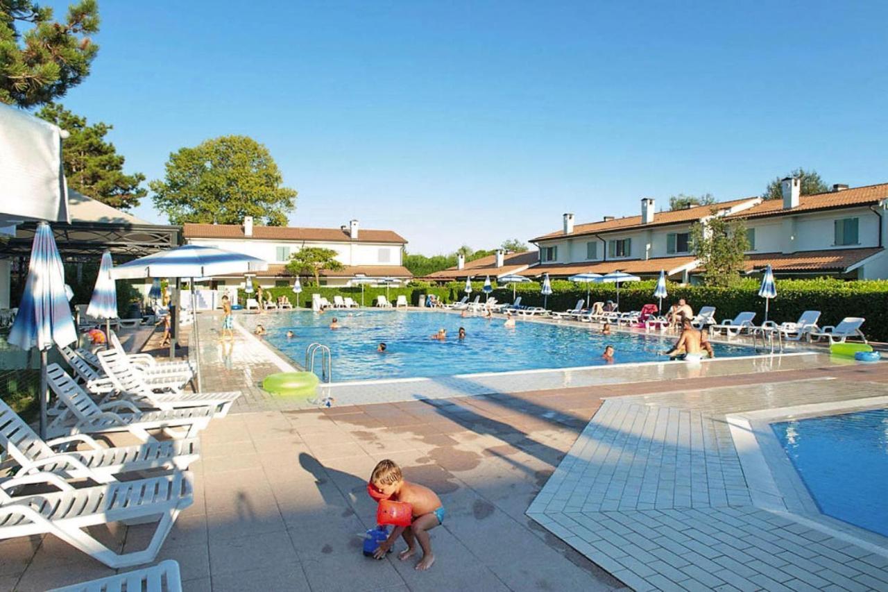 Terraced House In The Ca' Del Pino Holiday Complex With Communal Pool In Bibione Luaran gambar