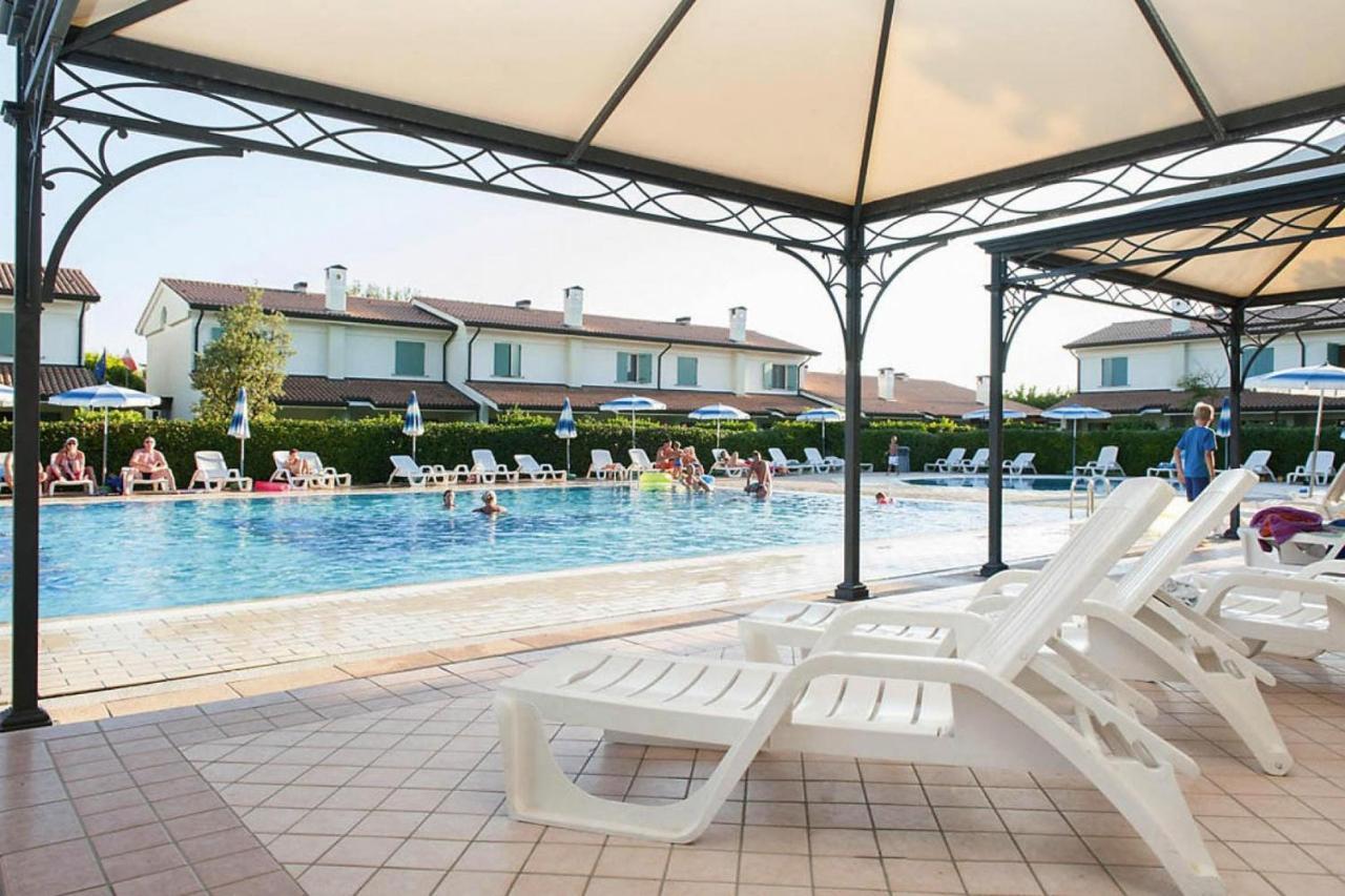 Terraced House In The Ca' Del Pino Holiday Complex With Communal Pool In Bibione Luaran gambar