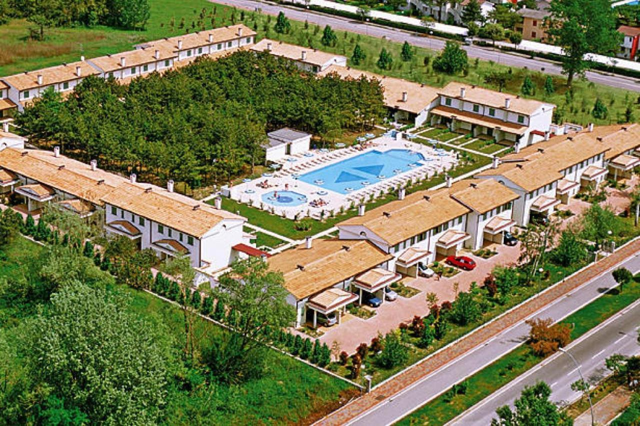 Terraced House In The Ca' Del Pino Holiday Complex With Communal Pool In Bibione Luaran gambar