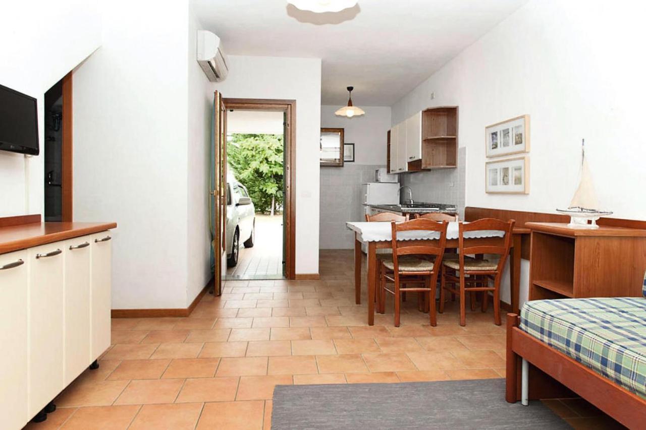 Terraced House In The Ca' Del Pino Holiday Complex With Communal Pool In Bibione Luaran gambar