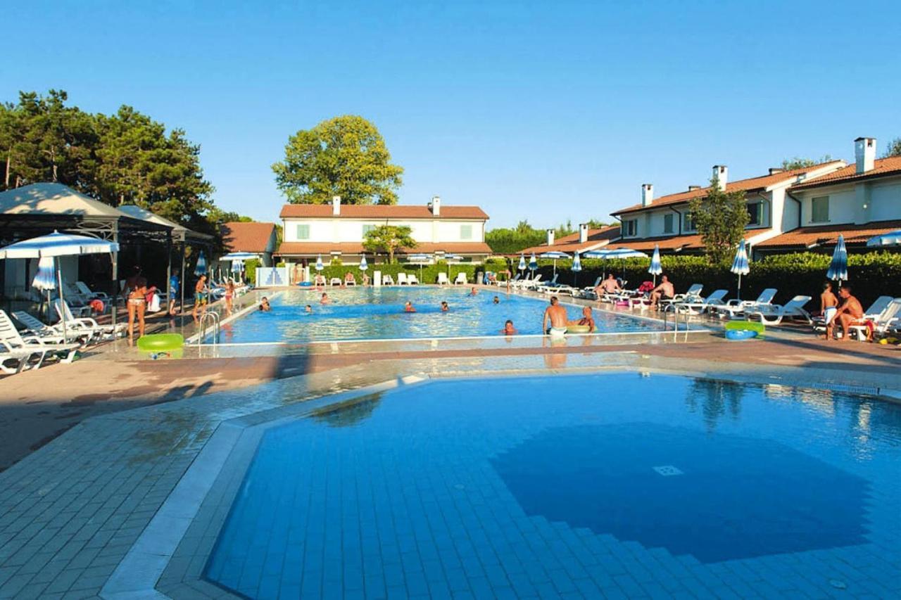 Terraced House In The Ca' Del Pino Holiday Complex With Communal Pool In Bibione Luaran gambar
