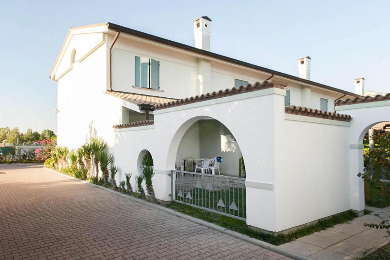 Terraced House In The Ca' Del Pino Holiday Complex With Communal Pool In Bibione Luaran gambar