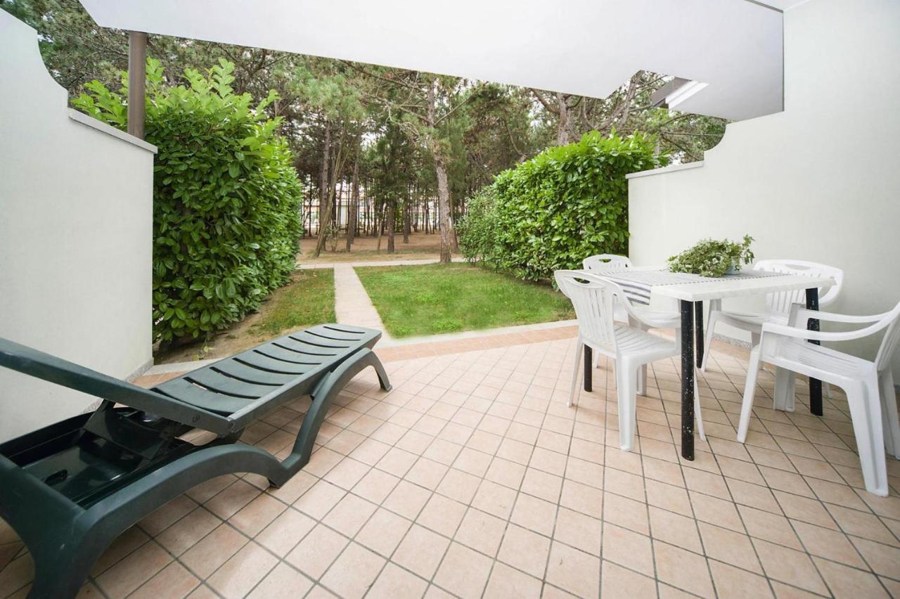 Terraced House In The Ca' Del Pino Holiday Complex With Communal Pool In Bibione Luaran gambar