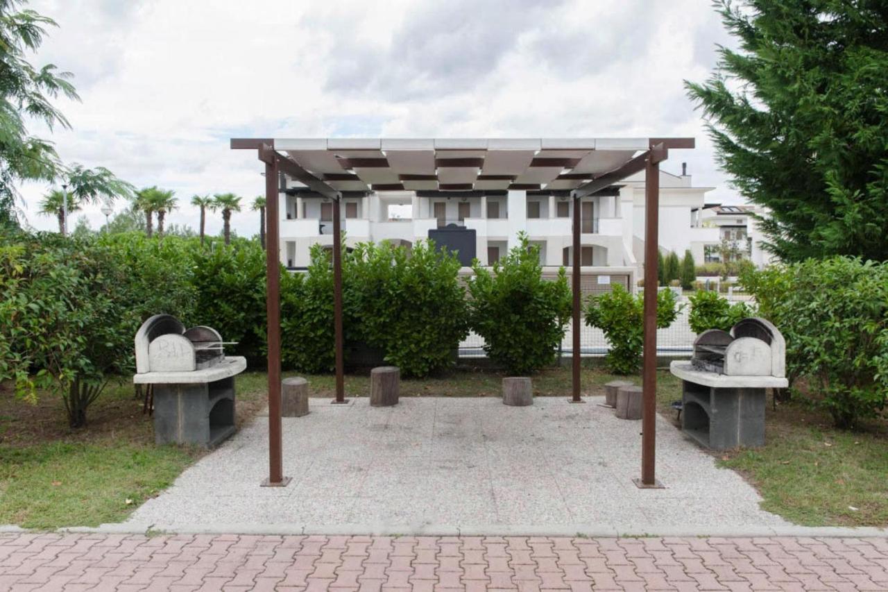 Terraced House In The Ca' Del Pino Holiday Complex With Communal Pool In Bibione Luaran gambar