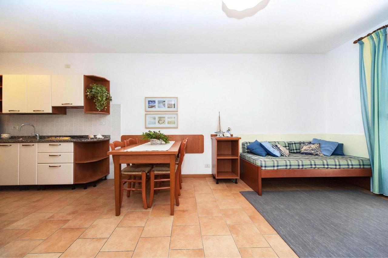 Terraced House In The Ca' Del Pino Holiday Complex With Communal Pool In Bibione Luaran gambar