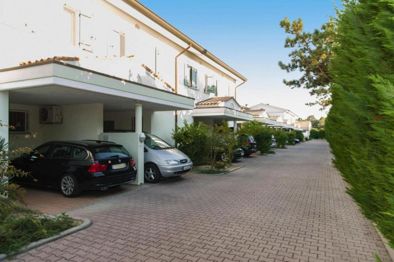Terraced House In The Ca' Del Pino Holiday Complex With Communal Pool In Bibione Luaran gambar